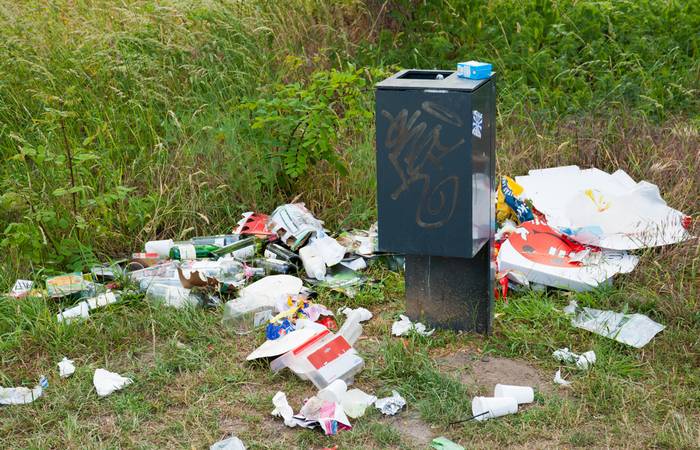 Illegale Müllentsorgung in der Öffentlichkeit ist ein Verstoß gegen das Umweltgesetz und eine Ordnungswidrigkeit, die sanktioniert werden kann. ( Foto: Adobe Stock- fefufoto )