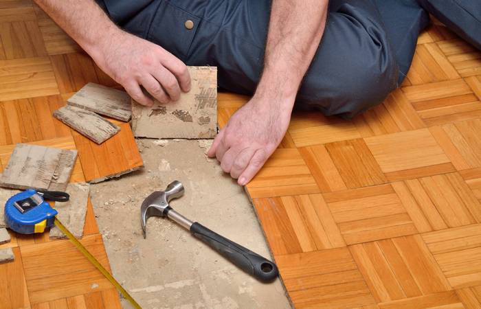 Bodenbeläge können Weichmacher, Holzschutzmittel und andere schädliche Substanzen enthalten. ( Foto: Adobe Stock- branislav)