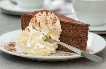 Wenn Künstliche Intelligenz Sachertorte backen will (Foto: AdobeStock - Mazur Travel)