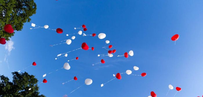 Hochzeitstradition: Wann Ballonsteigen Genehmigung erfordert (Foto: AdobeStock - canonieri 88742989)