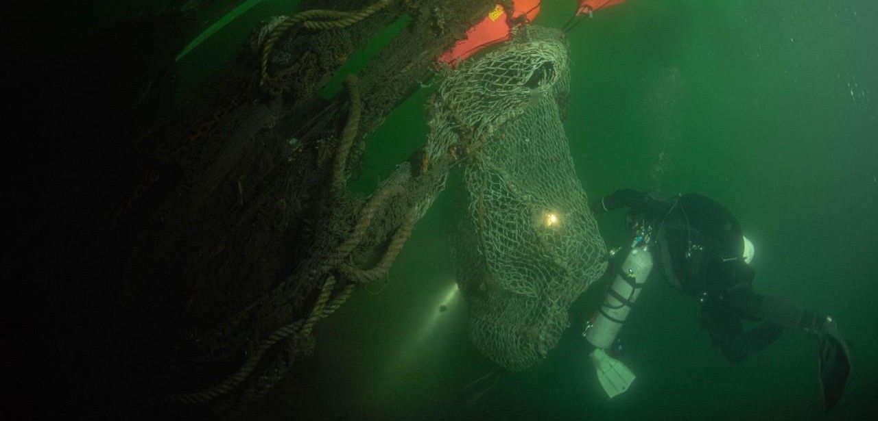 Erfolgreiche Rettungsaktion: Taucher entschärfen Geisternetze vor (Foto: Kevin Burmester)