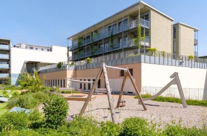 Grüner Wohnen verwandelt C&A-Dach und Parkplatz in nachhaltige (Foto: Kupprion nachhaltige Architektur)